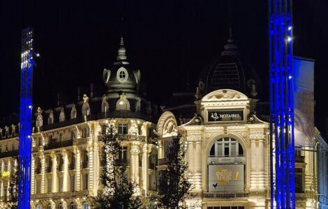 Place de la Comédie à Montpellier de nuit, illustration du 17 septembre 2025.