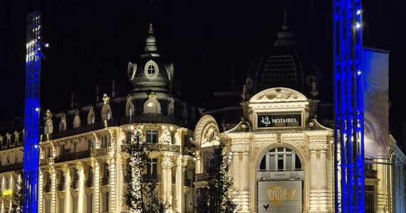 Place de la Comédie à Montpellier de nuit, illustration du 17 septembre 2025.