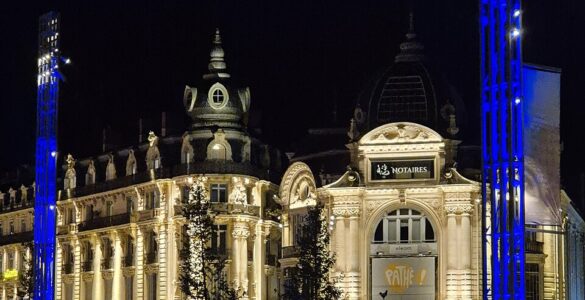 Place de la Comédie à Montpellier de nuit, illustration du 17 septembre 2025.