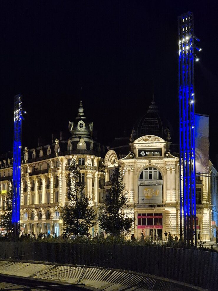 Place de la Comédie à Montpellier de nuit, illustration du 17 septembre 2025.