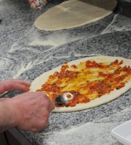 Illustration de Midi Libre sur l'affaire du pizzaïolo visé à Montpellier