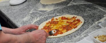Illustration de Midi Libre sur l'affaire du pizzaïolo visé à Montpellier