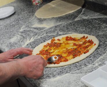 Illustration de Midi Libre sur l'affaire du pizzaïolo visé à Montpellier