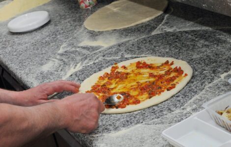 Illustration de Midi Libre sur l'affaire du pizzaïolo visé à Montpellier