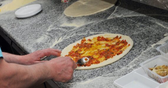 Illustration de Midi Libre sur l'affaire du pizzaïolo visé à Montpellier