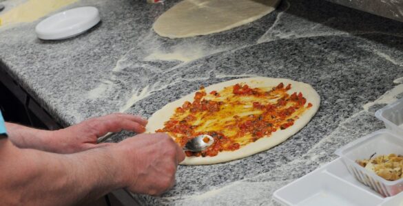 Illustration de Midi Libre sur l'affaire du pizzaïolo visé à Montpellier