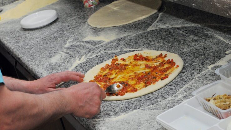 Illustration de Midi Libre sur l'affaire du pizzaïolo visé à Montpellier