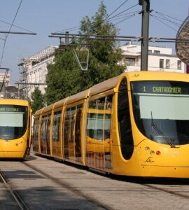 Deux tramways à Porte-Jeune à Mulhouse en août 2009, photo d’illustration ne montrant pas l’agression.