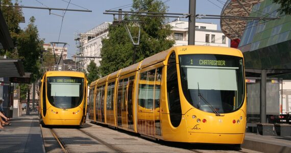 Deux tramways à Porte-Jeune à Mulhouse en août 2009, photo d’illustration ne montrant pas l’agression.