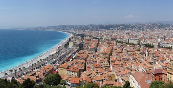 Vue de Nice depuis la colline du Château, photographie d’illustration de la ville.