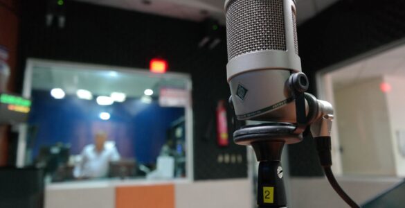 Microphone dans un studio de radio