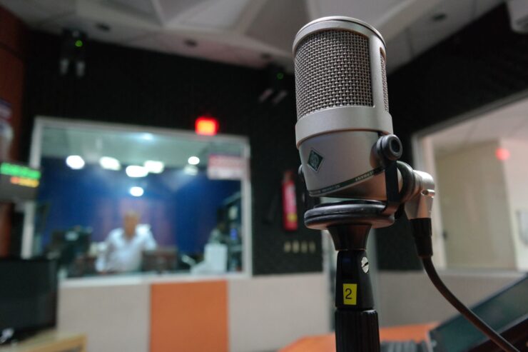 Microphone dans un studio de radio