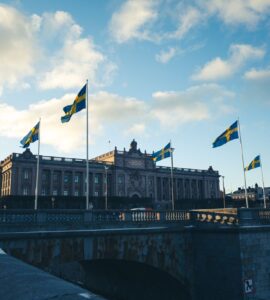 Parlement suédois à Stockholm avec les drapeaux nationaux