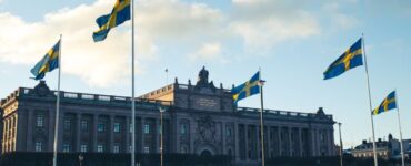 Parlement suédois à Stockholm avec les drapeaux nationaux