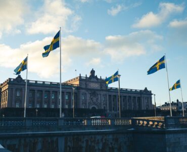 Parlement suédois à Stockholm avec les drapeaux nationaux