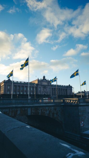 Parlement suédois à Stockholm avec les drapeaux nationaux