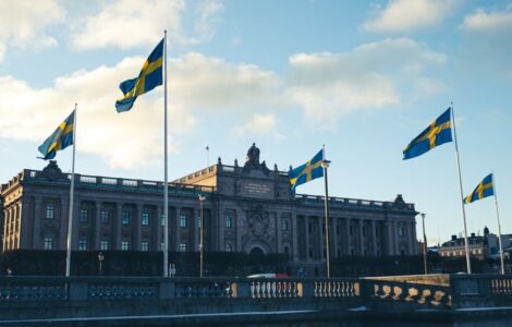 Parlement suédois à Stockholm avec les drapeaux nationaux