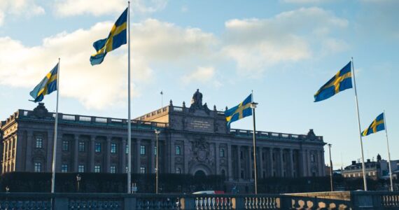 Parlement suédois à Stockholm avec les drapeaux nationaux