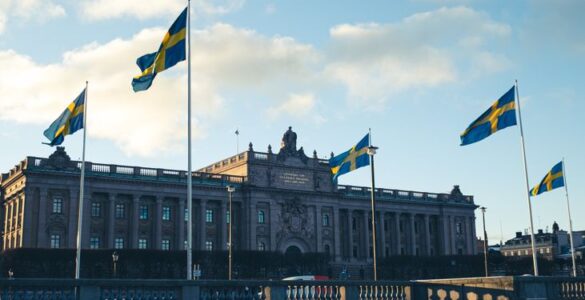 Parlement suédois à Stockholm avec les drapeaux nationaux