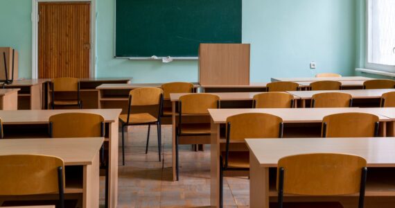 Salle de classe vide avec bureaux et tableau