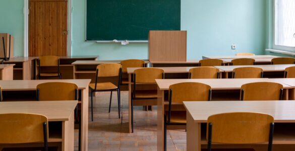 Salle de classe vide avec bureaux et tableau