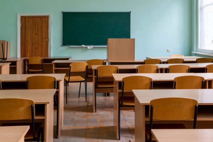 Salle de classe vide avec bureaux et tableau
