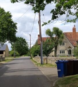 Maisons en pierre et jardins à Lower End, Piddington, en mai 2019.