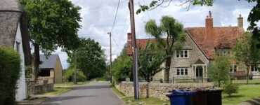 Maisons en pierre et jardins à Lower End, Piddington, en mai 2019.