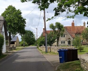 Maisons en pierre et jardins à Lower End, Piddington, en mai 2019.