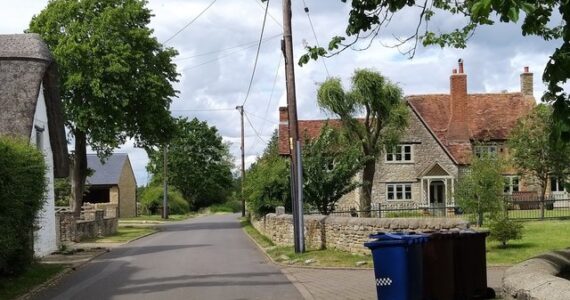 Maisons en pierre et jardins à Lower End, Piddington, en mai 2019.