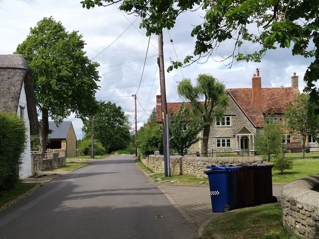 Maisons en pierre et jardins à Lower End, Piddington, en mai 2019.