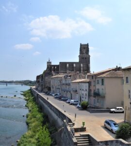 Vue de Pont-Saint-Esprit au bord du Rhône, photographie d’illustration de juillet 2019.