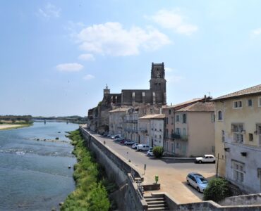 Vue de Pont-Saint-Esprit au bord du Rhône, photographie d’illustration de juillet 2019.