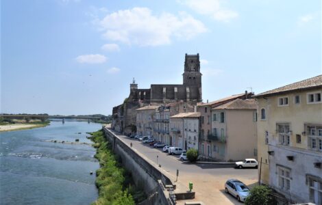 Vue de Pont-Saint-Esprit au bord du Rhône, photographie d’illustration de juillet 2019.
