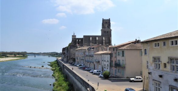 Vue de Pont-Saint-Esprit au bord du Rhône, photographie d’illustration de juillet 2019.