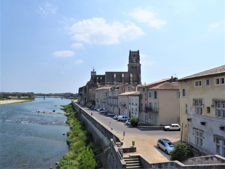 Vue de Pont-Saint-Esprit au bord du Rhône, photographie d’illustration de juillet 2019.