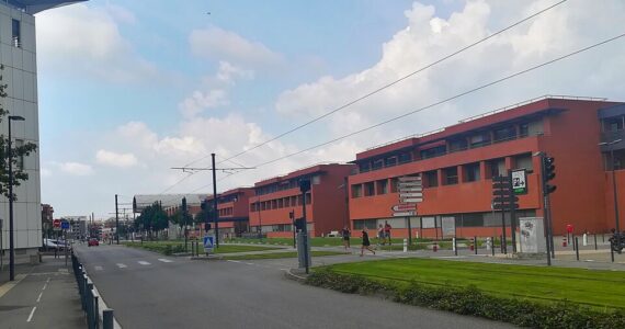 Site hospitalier de Purpan et voies du tramway à Toulouse, août 2019.