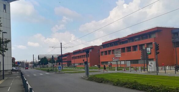 Site hospitalier de Purpan et voies du tramway à Toulouse, août 2019.