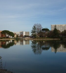 Parc et lac de la Reynerie à Toulouse, photographie d’illustration du quartier.