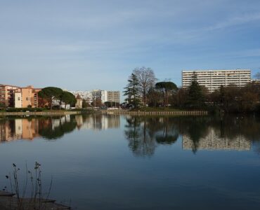 Parc et lac de la Reynerie à Toulouse, photographie d’illustration du quartier.