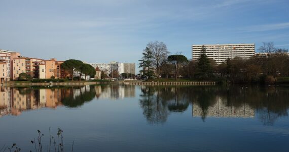 Parc et lac de la Reynerie à Toulouse, photographie d’illustration du quartier.