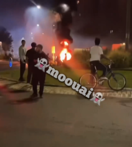 Scène nocturne d'émeutes à Saint-Pierre-des-Corps avec un incendie dans le quartier de la Rabaterie