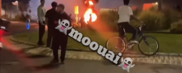 Scène nocturne d'émeutes à Saint-Pierre-des-Corps avec un incendie dans le quartier de la Rabaterie