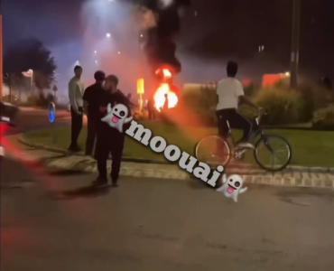 Scène nocturne d'émeutes à Saint-Pierre-des-Corps avec un incendie dans le quartier de la Rabaterie