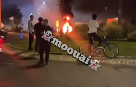 Scène nocturne d'émeutes à Saint-Pierre-des-Corps avec un incendie dans le quartier de la Rabaterie