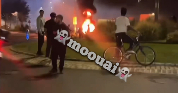 Scène nocturne d'émeutes à Saint-Pierre-des-Corps avec un incendie dans le quartier de la Rabaterie