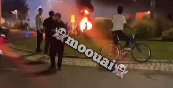 Scène nocturne d'émeutes à Saint-Pierre-des-Corps avec un incendie dans le quartier de la Rabaterie