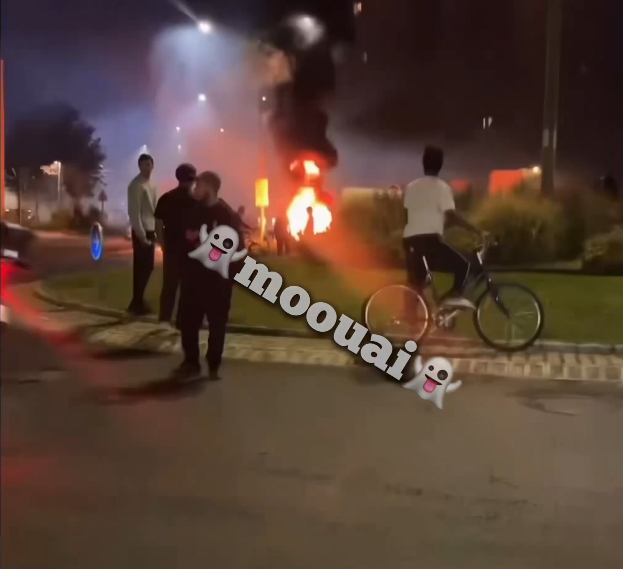 Scène nocturne d'émeutes à Saint-Pierre-des-Corps avec un incendie dans le quartier de la Rabaterie