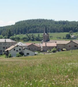 Vue de Saint-André-en-Vivarais depuis la route de Saint-Bonnet, illustration.