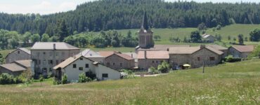Vue de Saint-André-en-Vivarais depuis la route de Saint-Bonnet, illustration.